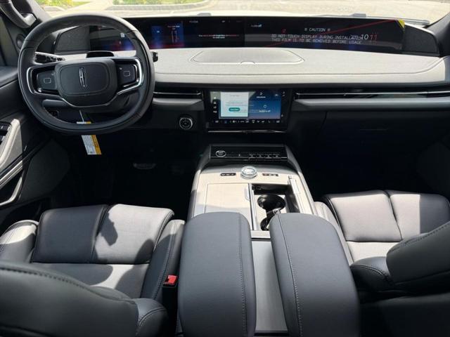 Photo of 2025 Pristine White Metallic Tri-Coat Lincoln Navigator