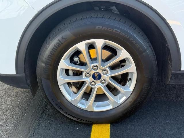 Photo of 2022 Oxford White Ford Escape
