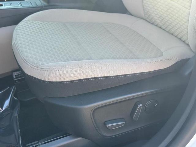 Photo of 2022 Oxford White Ford Escape