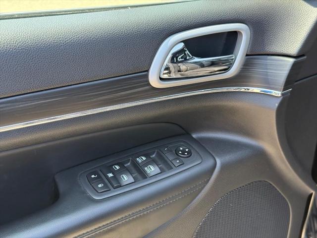 Photo of 2020 Diamond Black Crystal Pearlcoat Jeep Grand Cherokee