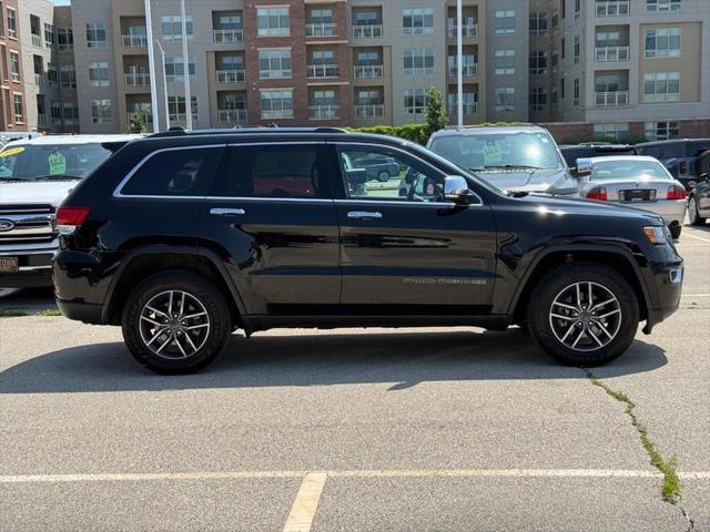 Photo of 2020 Diamond Black Crystal Pearlcoat Jeep Grand Cherokee
