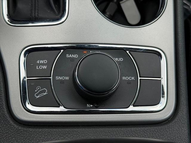 Photo of 2020 Granite Crystal Metallic Clearcoat Jeep Grand Cherokee