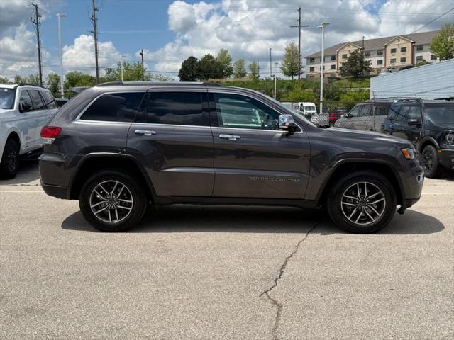 Photo of 2020 Granite Crystal Metallic Clearcoat Jeep Grand Cherokee