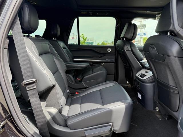 Photo of 2025 Infinite Black Metallic Clearcoat Lincoln Navigator
