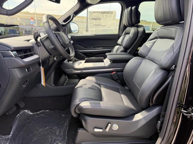 Photo of 2025 Infinite Black Metallic Clearcoat Lincoln Navigator