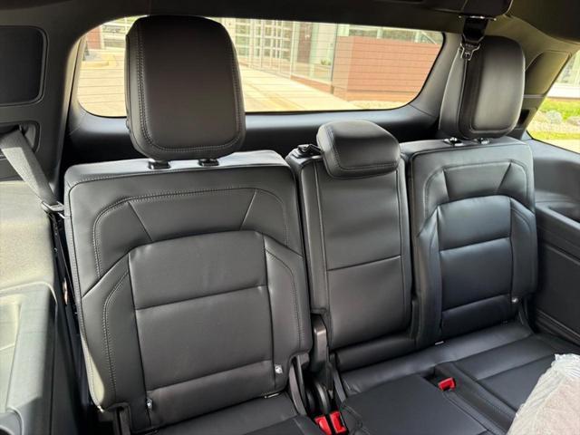 Photo of 2025 Infinite Black Metallic Clearcoat Lincoln Navigator