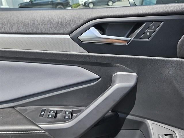 Photo of 2025 Opal White Pearl Effect Volkswagen Jetta