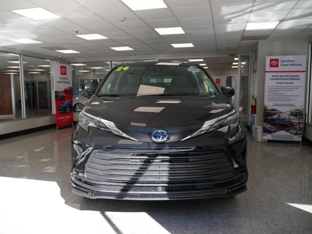 Photo of 2025 Midnight Black Metallic Toyota Sienna