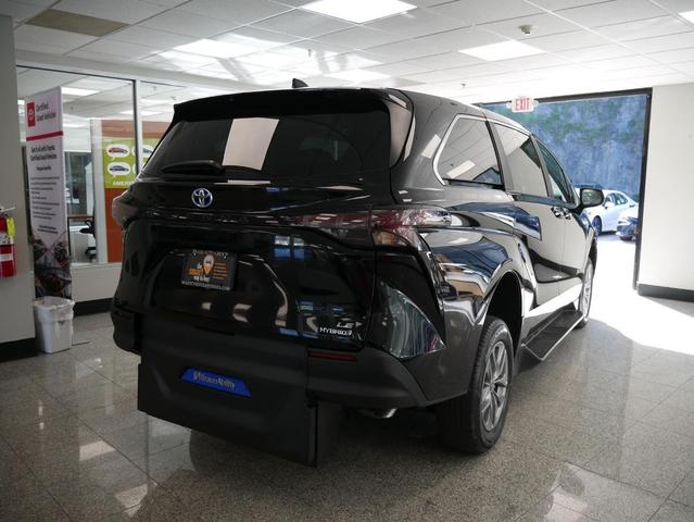 Photo of 2025 Midnight Black Metallic Toyota Sienna