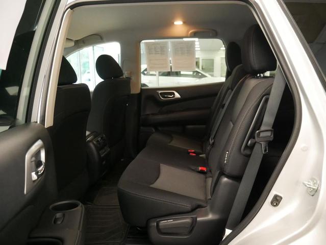 Photo of 2020 Brilliant Silver Metallic Nissan Pathfinder