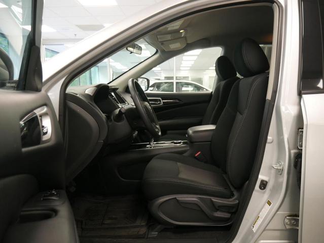 Photo of 2020 Brilliant Silver Metallic Nissan Pathfinder