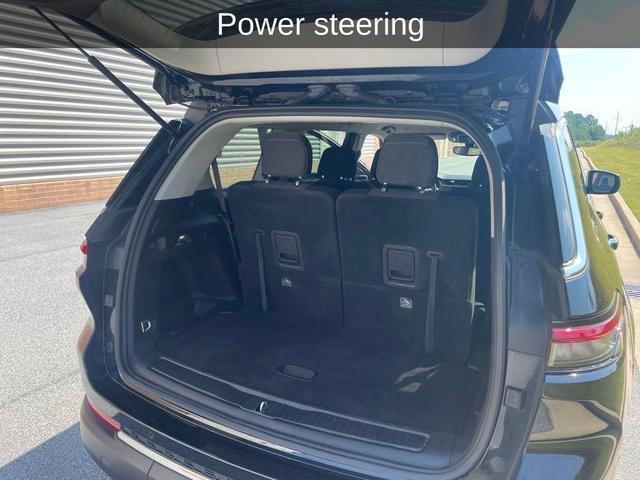 Photo of 2023 Diamond Black Crystal Pearlcoat Jeep Grand Cherokee L