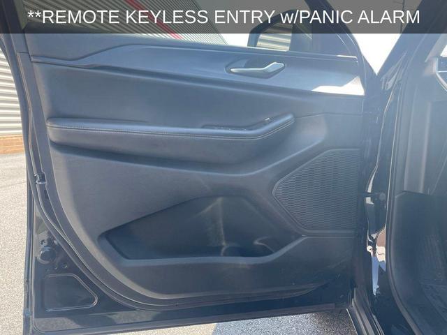 Photo of 2023 Diamond Black Crystal Pearlcoat Jeep Grand Cherokee L