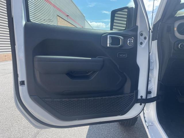 Photo of 2025 Bright White Clearcoat Jeep Wrangler