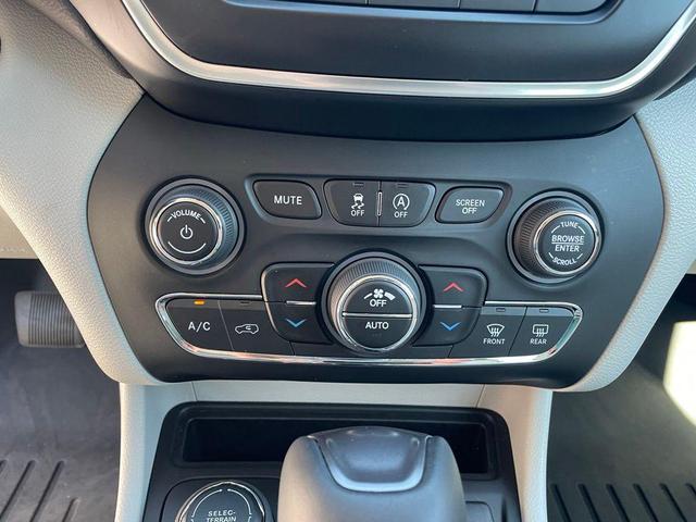 Photo of 2021 Bright White Clearcoat Jeep Cherokee
