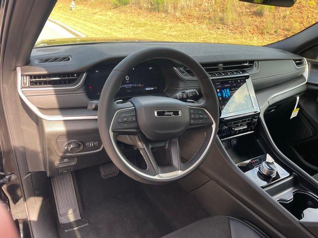 Photo of 2025 Diamond Black Crystal Pearlcoat Jeep Grand Cherokee