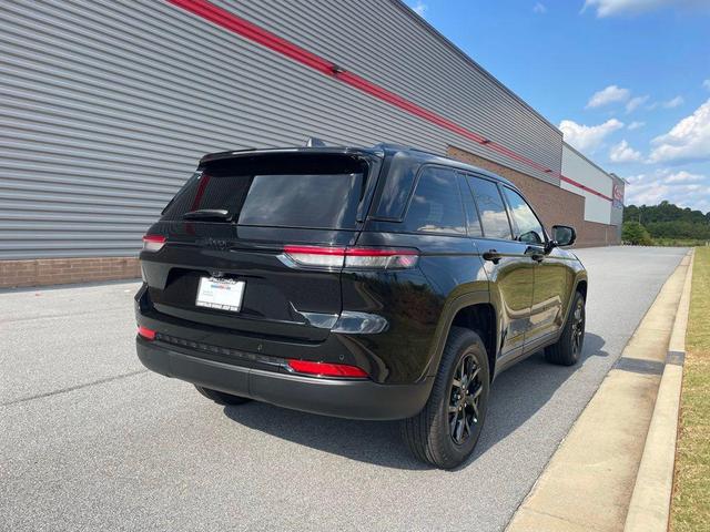 Photo of 2025 Diamond Black Crystal Pearlcoat Jeep Grand Cherokee
