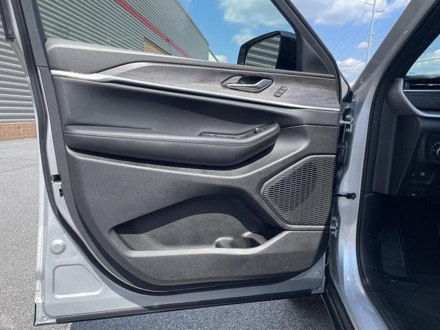 Photo of 2025 Silver Zynith Jeep Grand Cherokee L