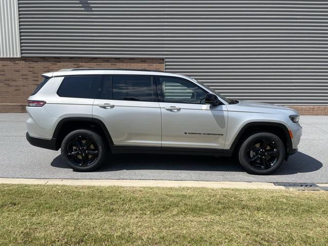 Photo of 2025 Silver Zynith Jeep Grand Cherokee L