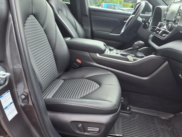 Photo of 2022 Grey Toyota Highlander