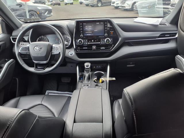Photo of 2022 Grey Toyota Highlander