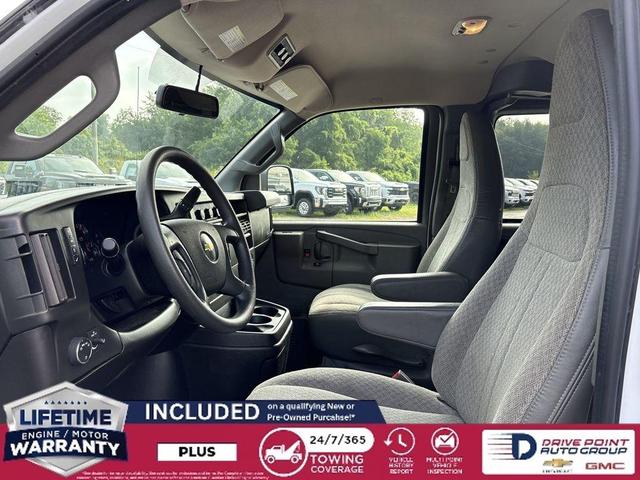 Photo of 2018 Summit White Chevrolet Express 3500