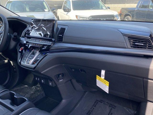Photo of 2025 Platinum White Pearl Honda Odyssey