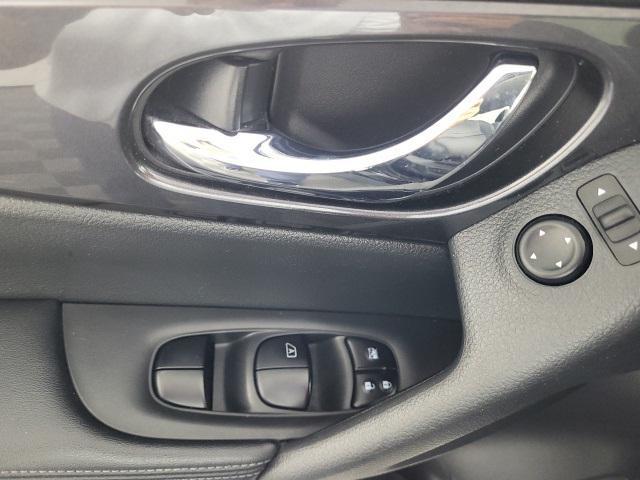 Photo of 2018 Magnetic Black Nissan Rogue
