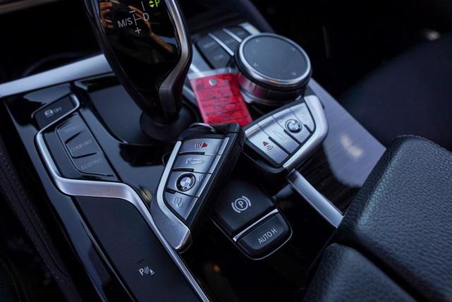 Photo of 2018 Carbon Black Metallic BMW 540