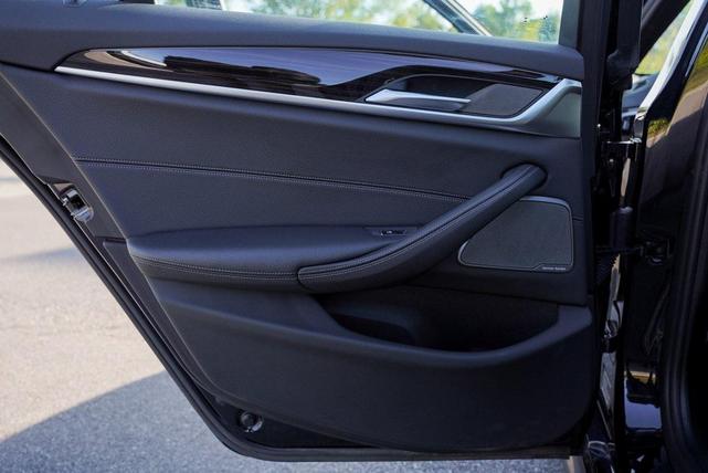 Photo of 2018 Carbon Black Metallic BMW 540