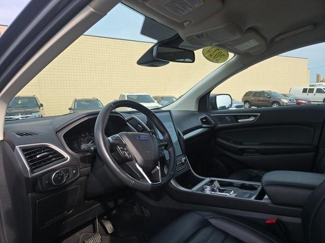 Photo of 2024 Gray Metallic Ford Edge