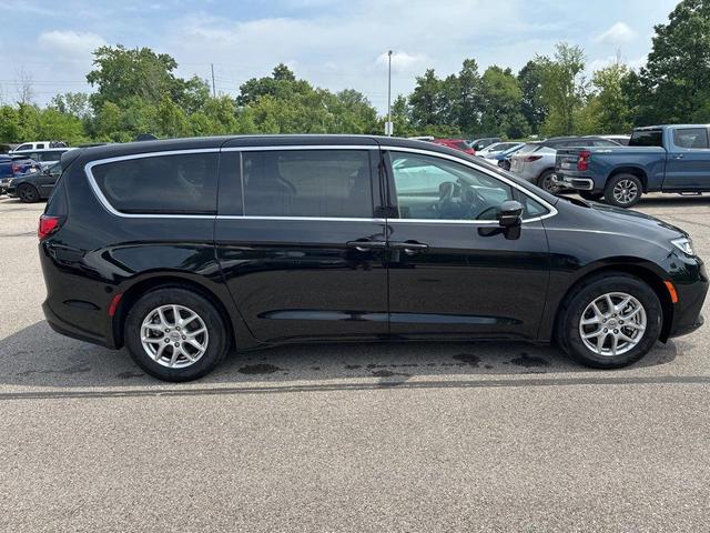 Photo of 2024 Diamond Black Chrysler Pacifica