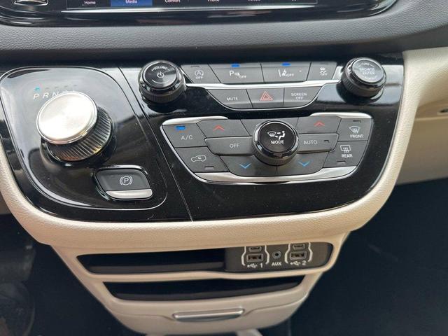 Photo of 2024 Diamond Black Chrysler Pacifica