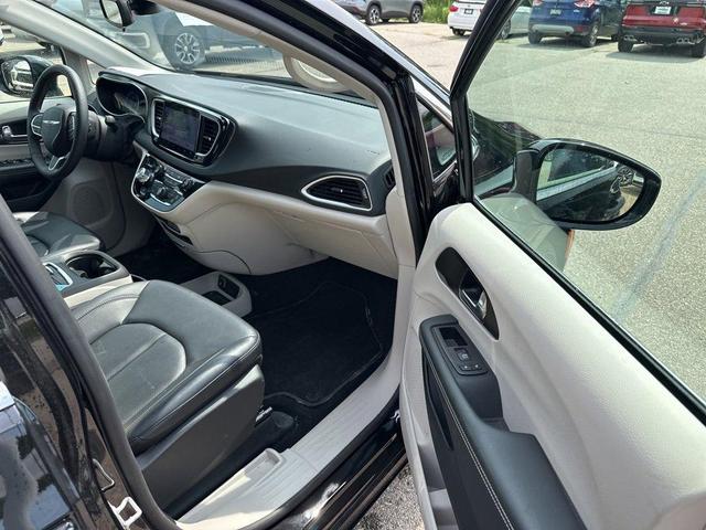 Photo of 2024 Diamond Black Chrysler Pacifica