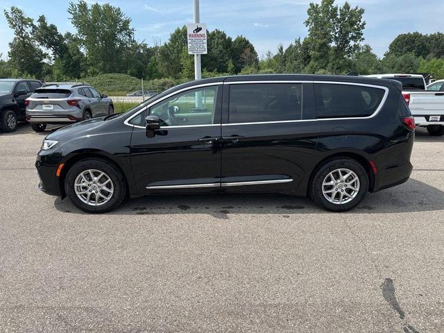 Photo of 2024 Diamond Black Chrysler Pacifica