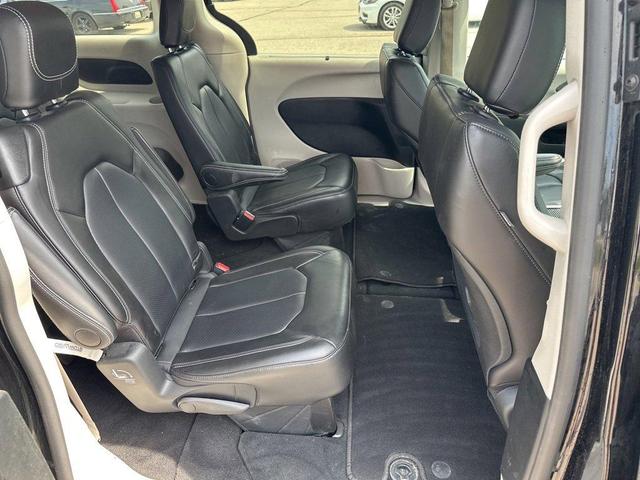 Photo of 2024 Diamond Black Chrysler Pacifica