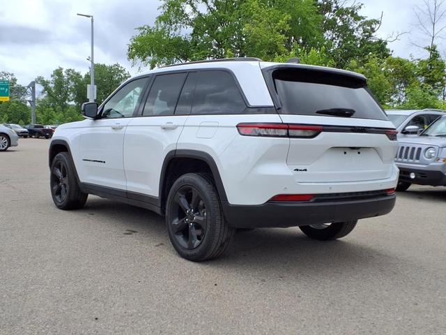 Photo of 2023 Bright White Clearcoat Jeep Grand Cherokee