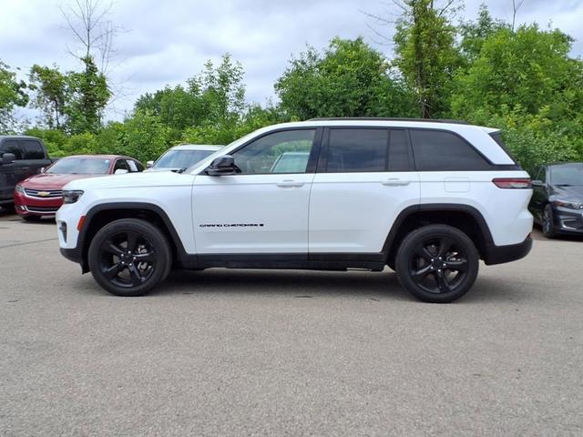 Photo of 2023 Bright White Clearcoat Jeep Grand Cherokee