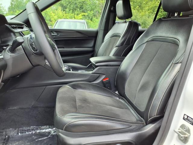Photo of 2023 Bright White Clearcoat Jeep Grand Cherokee