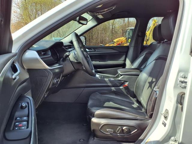 Photo of 2024 Bright White Clearcoat Jeep Grand Cherokee L