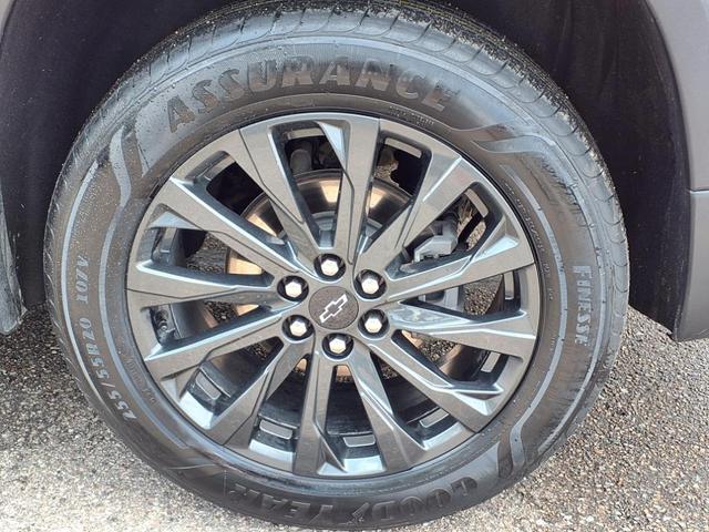 Photo of 2023 Summit White Chevrolet Traverse