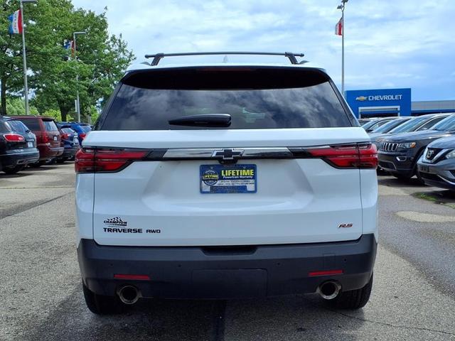 Photo of 2023 Summit White Chevrolet Traverse