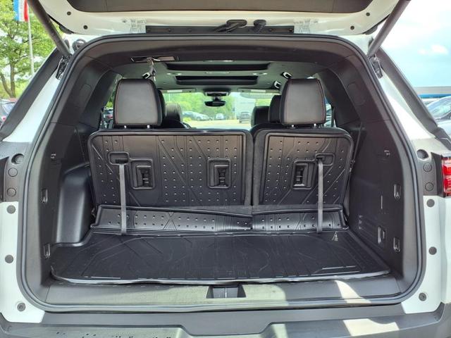 Photo of 2023 Summit White Chevrolet Traverse