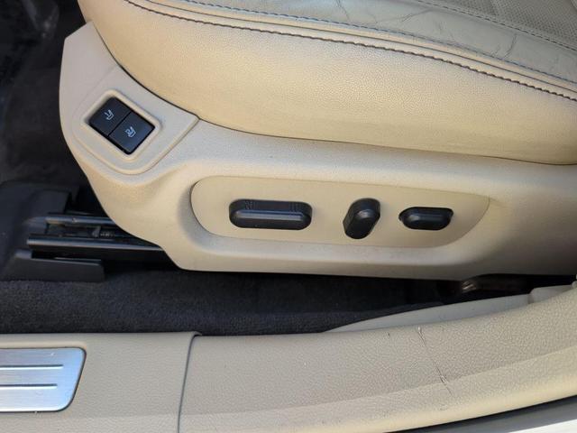Photo of 2018 White Platinum Metallic Tri-Coat Ford Taurus