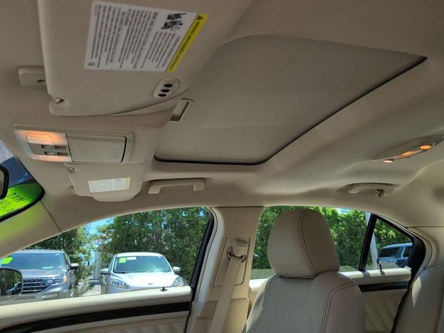 Photo of 2018 White Platinum Metallic Tri-Coat Ford Taurus