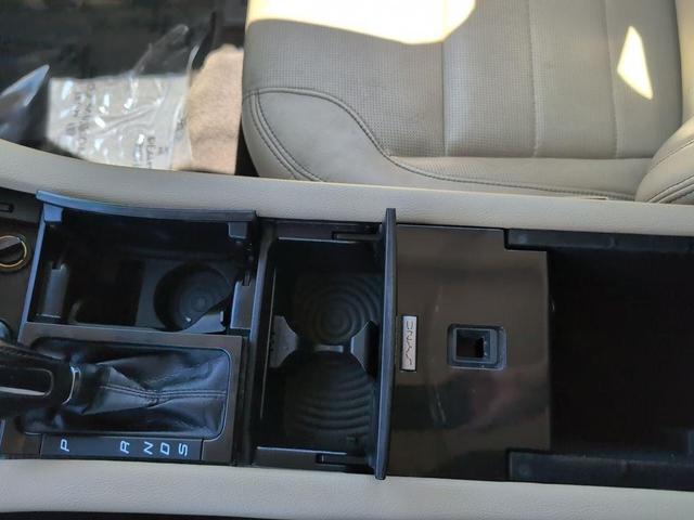 Photo of 2018 White Platinum Metallic Tri-Coat Ford Taurus