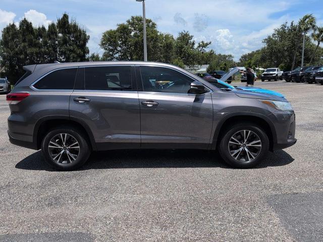 Photo of 2019 Gray Toyota Highlander