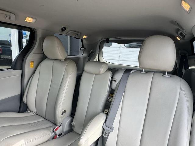 Photo of 2014 Silver Sky Metallic Toyota Sienna