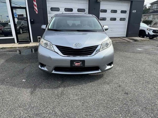 Photo of 2014 Silver Sky Metallic Toyota Sienna
