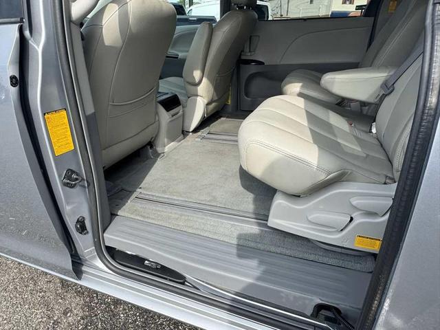 Photo of 2014 Silver Sky Metallic Toyota Sienna